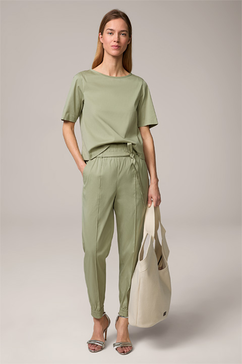 <p><strong>Shop the look:</strong><br>Combinaison en coton stretch vert clair</p>