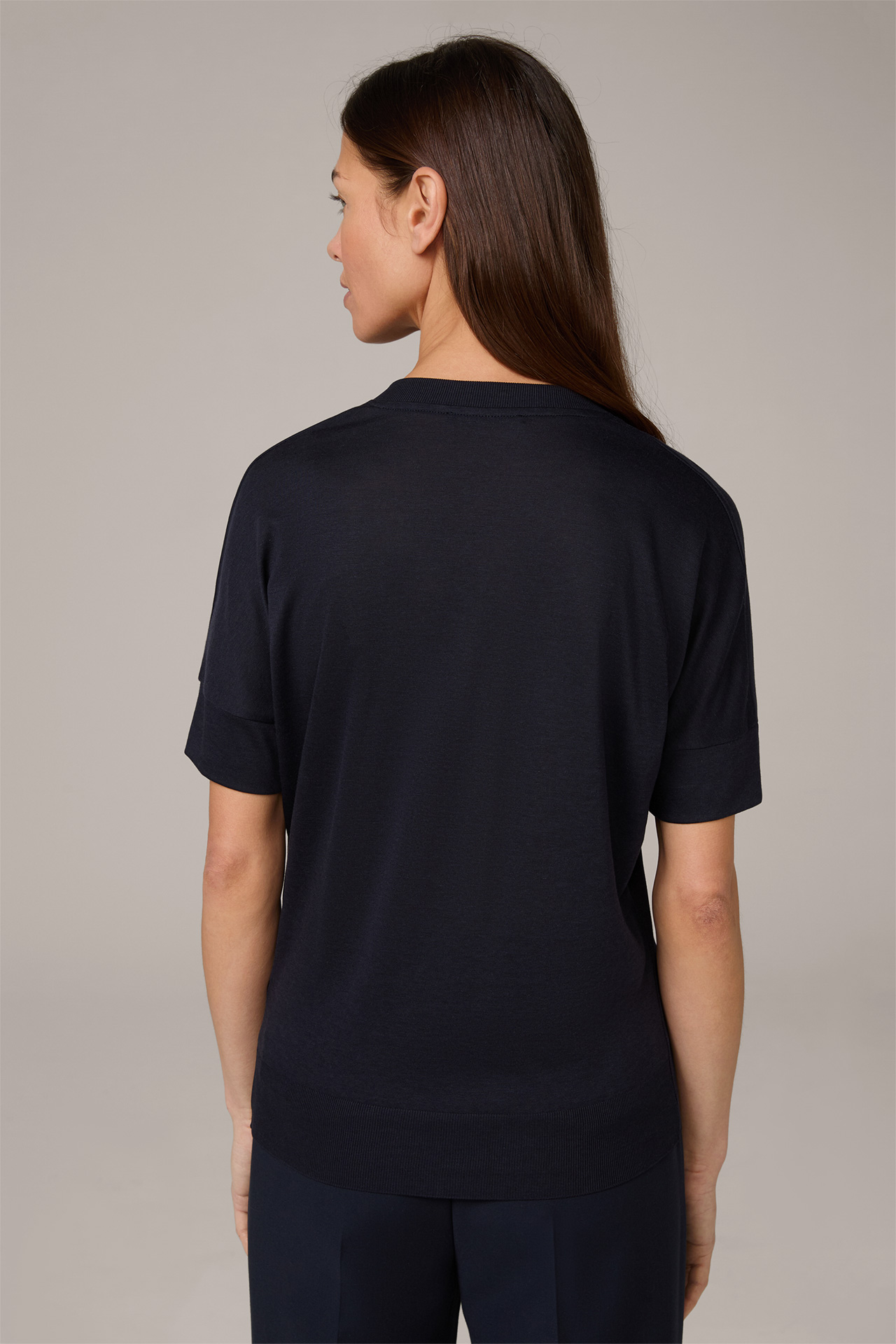 T-shirt en Tencel et coton à encolure en V, en bleu marine