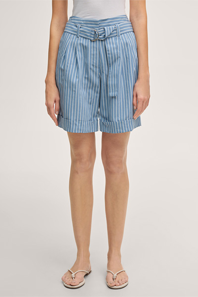 Viskosemix-Shorts mit Gürtel in Hellblau-Ecru gestreift