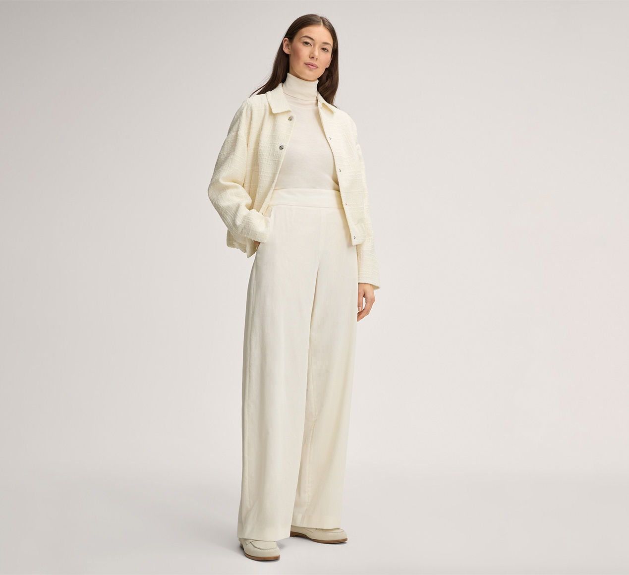 windsor. präsentiert das Produkt Breitcord-Marlene-Hose in Ecru aus der Kategorie Hosen & Jeans