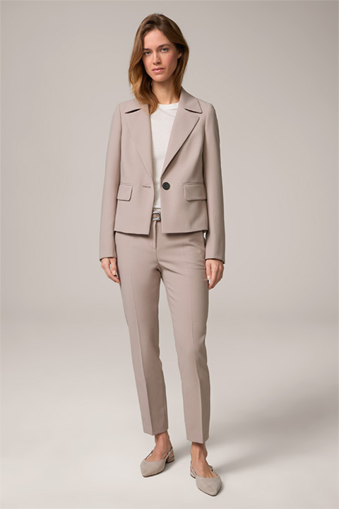 <p><strong>Shop the Look:</strong><br> Tailleur-pantalon taupe</p>