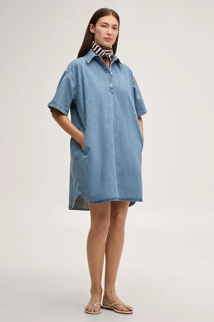 Leads to product detail page "Short-sleeved denim dress in mid-blue washed"