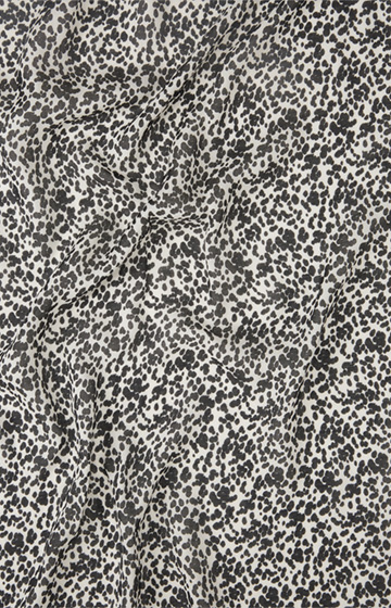 Schal aus Modal in Schwarz-Ecru gemustert