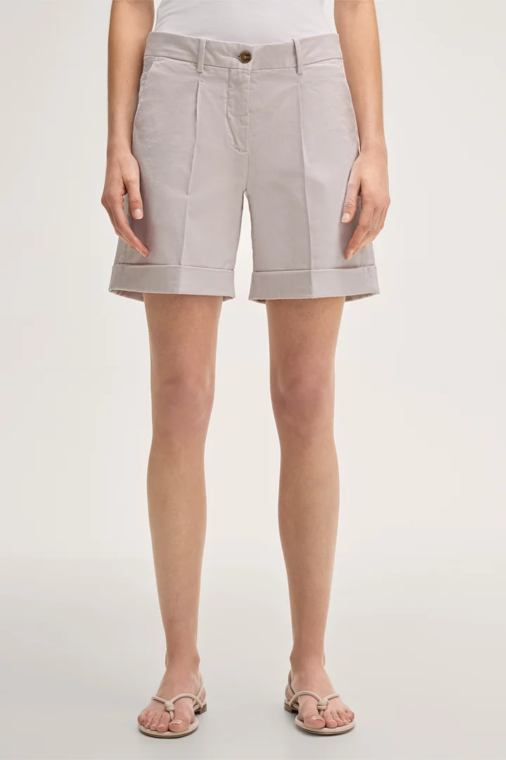 Mène à la page produit « Short en coton stretch avec revers, couleur beige »
