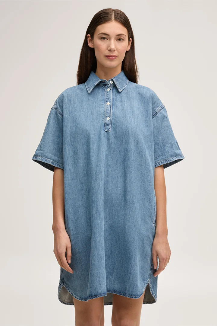 Leads to product detail page "Short-sleeved denim dress in mid-blue washed"