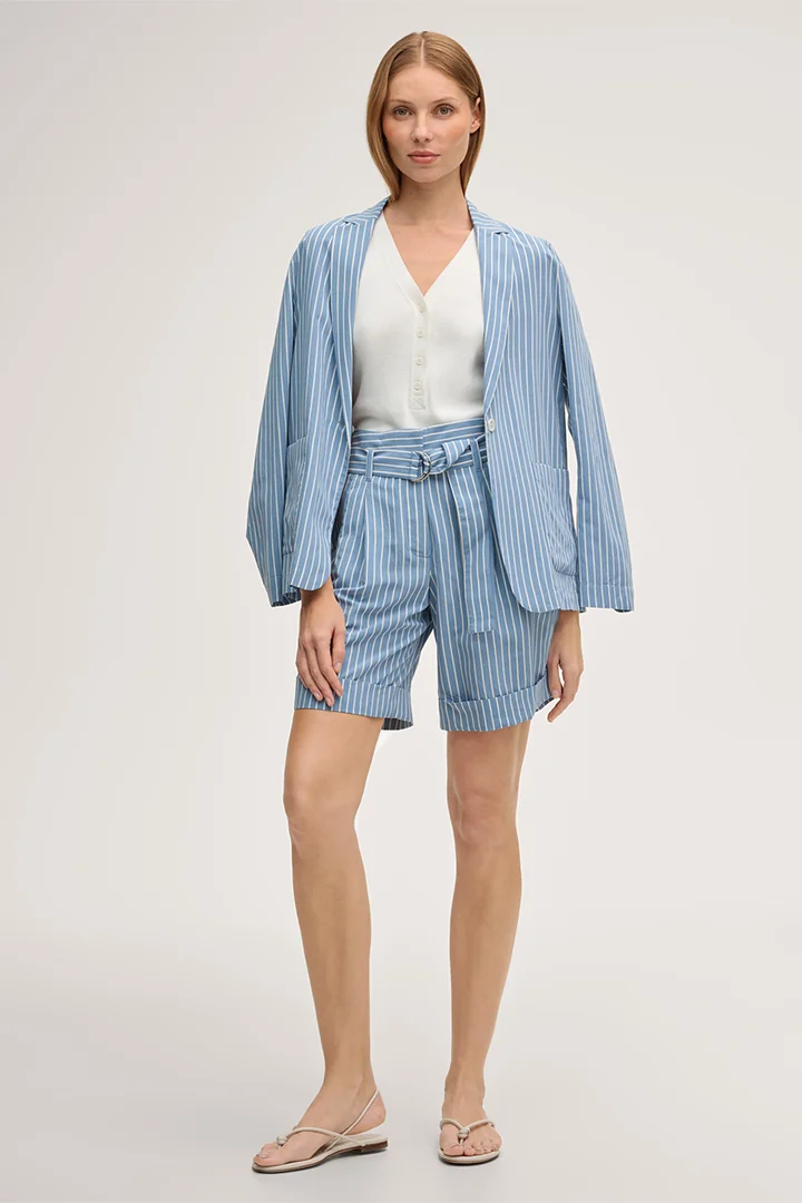 Führt zu Produktdetailseite „Viskosemix-Shorts mit Gürtel in Hellblau-Ecru gestreift"