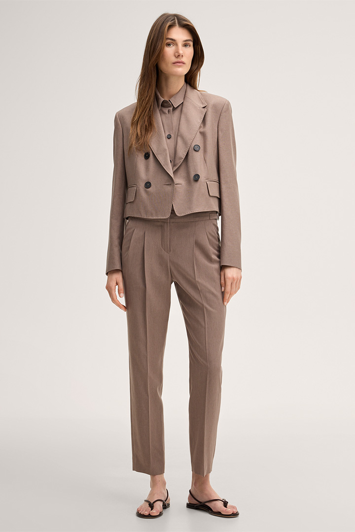 Führt zu Produktdetailseite „Lyocell-Bundfaltenhose in Braun"