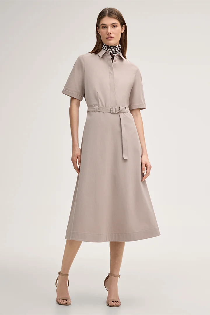 Führt zu Produktdetailseite „Baumwollstretch-Gabardine-Hemdblusenkleid in Midi-Länge in Taupe"