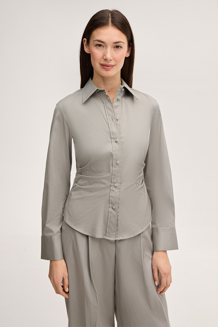 Führt zu Produktdetailseite „Baumwollstretch-Hemd-Bluse in Greige"