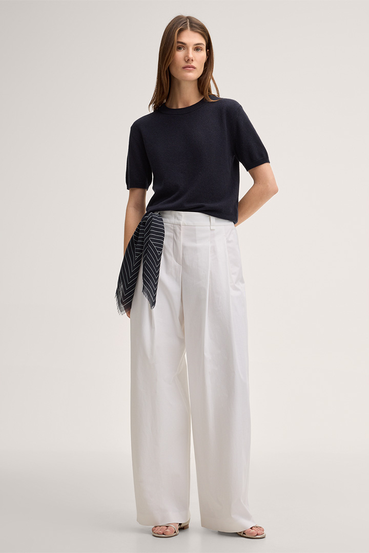 Mène à la page produit « T-shirt à manches courtes en cachemire, en bleu marine »