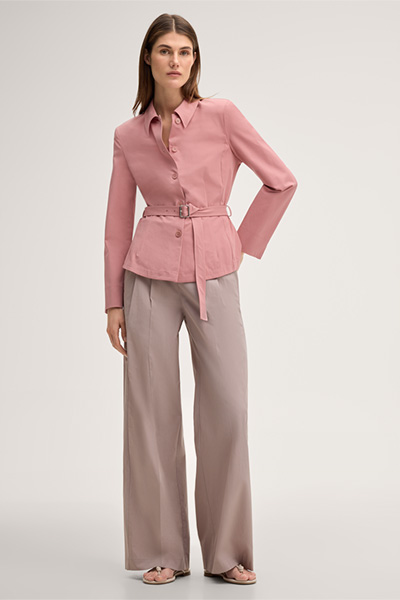 Baumwollstretch-Gabardine-Hemdbluse mit Gürtel in Rosa