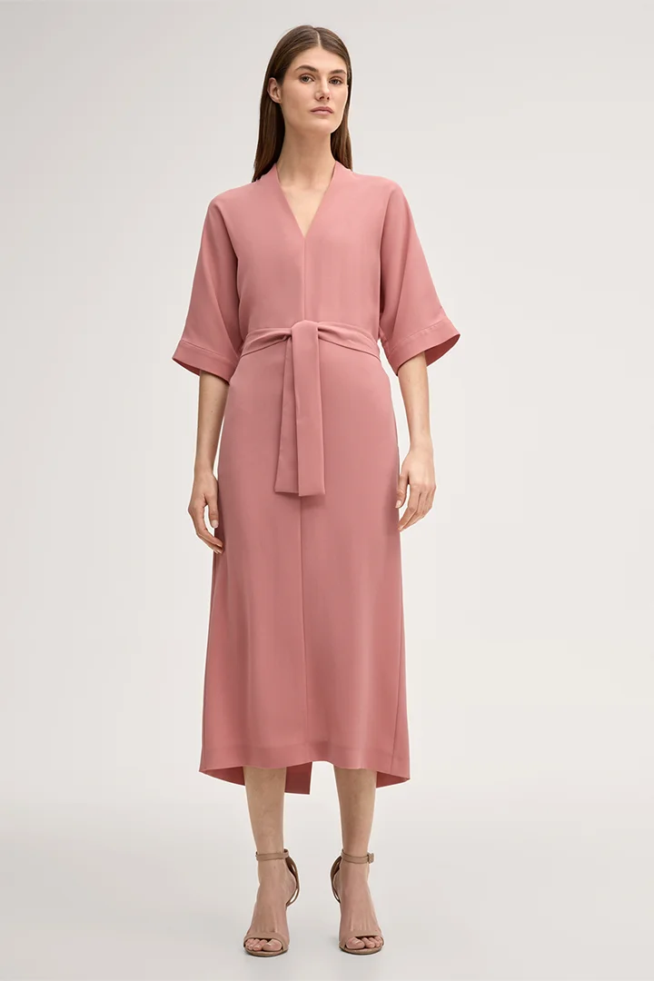 Führt zu Produktdetailseite „Crêpe-Kaftan-Kleid in Midi-Länge in Rosa"