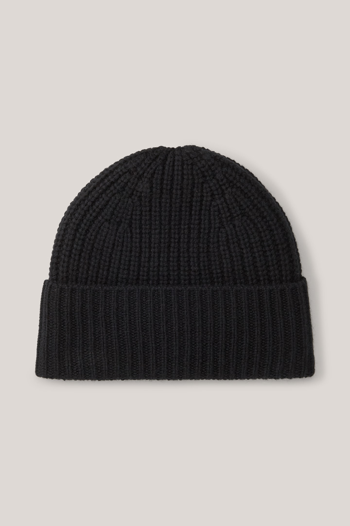 Leads to product detail page "Cashmere Hat in Black"