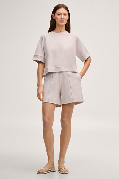 Leads to product detail page "Beige cotton sweat shorts"