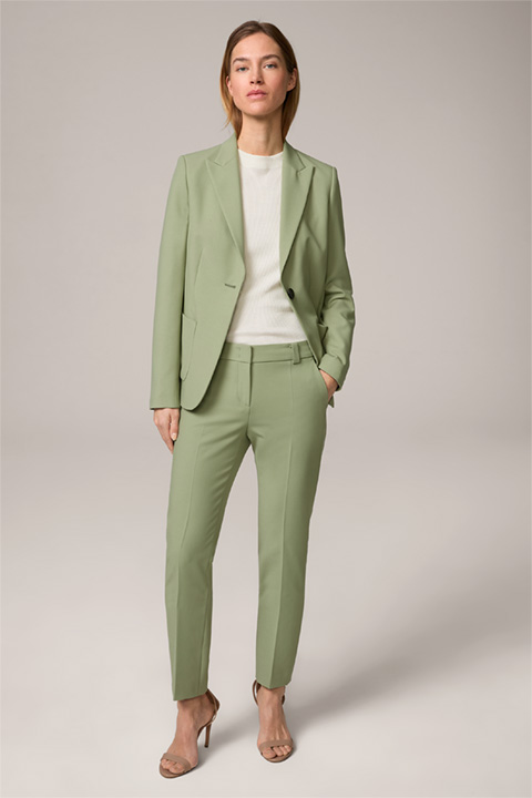 <p><strong>Shop the look:</strong><br> Crêpe pantsuit in light green</p>