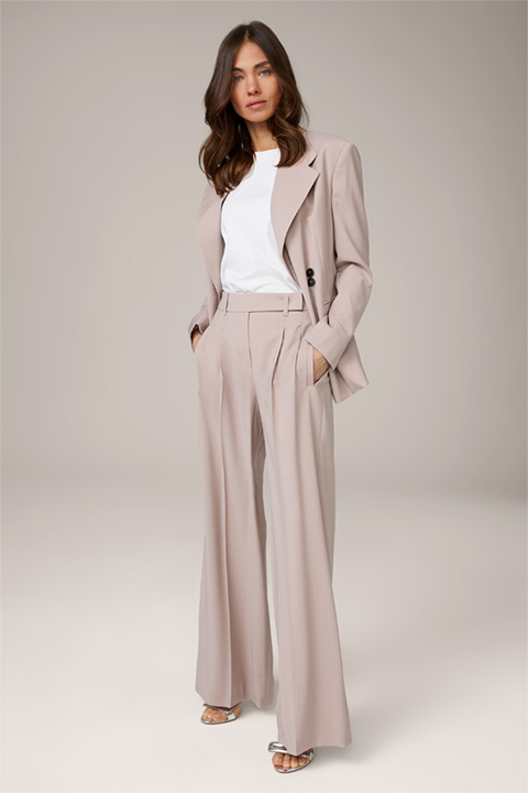 <p><strong>Shop the Look:</strong><br> Virgin wool pantsuit in taupe</p>