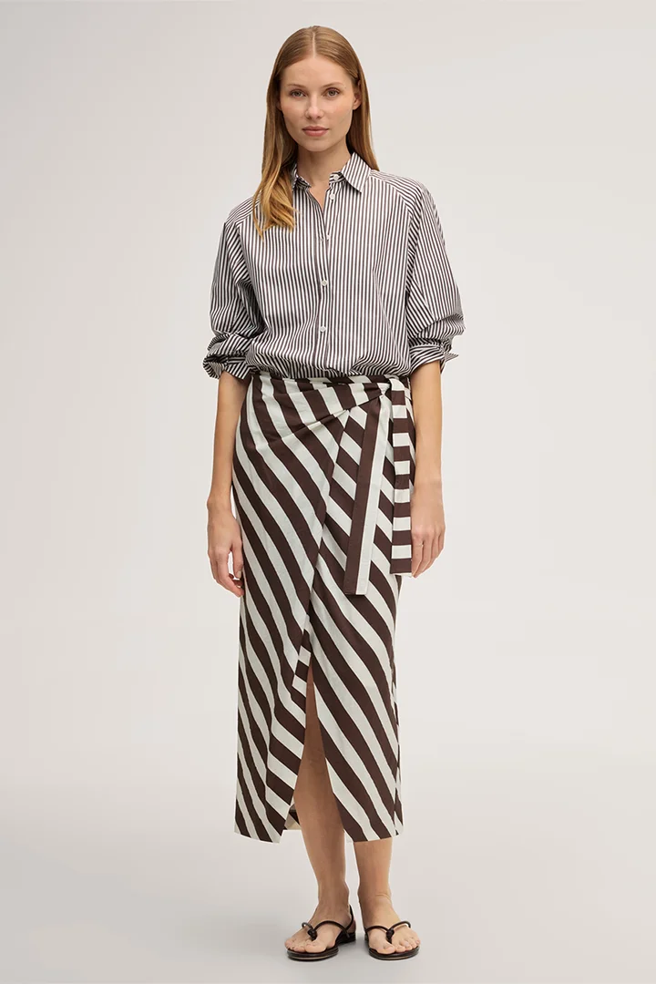 Führt zu Produktdetailseite „Viskose-Leinenmix-Wickelrock in Midi-Länge in Ecru-Dunkelbraun gestreift"