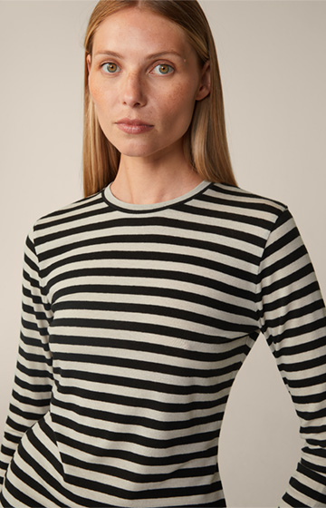 T-shirt à encolure arrondie en laine stretch mélangée à du tencel, en noir et beige à rayures