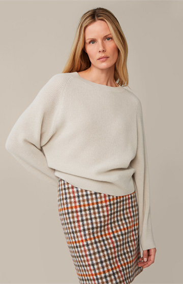 Cashmere Pullover with Raglan Sleeves in Light Beige