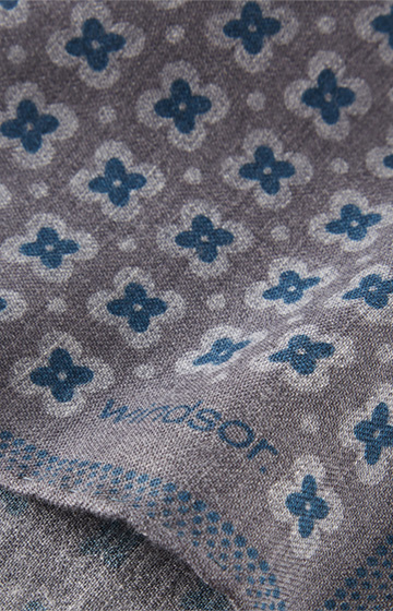 Pochette en laine vierge, en gris et bleu à motif