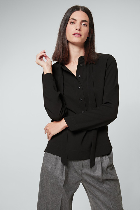 Crêpe-Bluse mit Schluppe in Schwarz