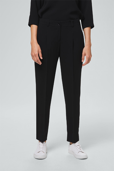 Crêpe-Bundfaltenhose in Schwarz
