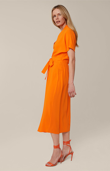 Crêpe-Kleid in Midi-Länge in Orange