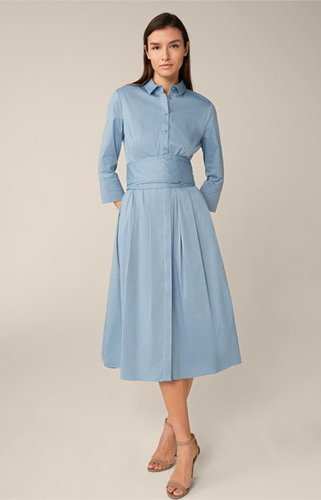 Baumwollstretch-Hemdblusen-Kleid in Midi-Länge in Blau