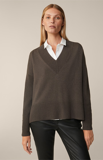 Pull-over en tricot de laine mérinos à encolure en V, couleur taupe