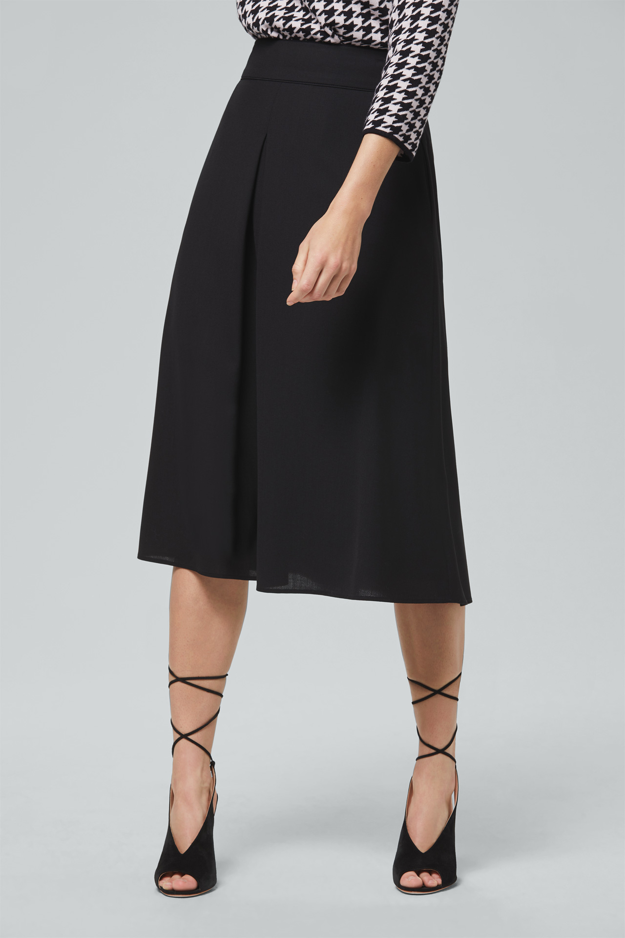 WollRock mit Kellerfalte in Schwarz im windsor.