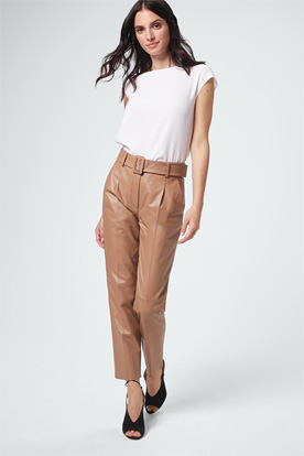 Lederhose mit Gürtel in Camel