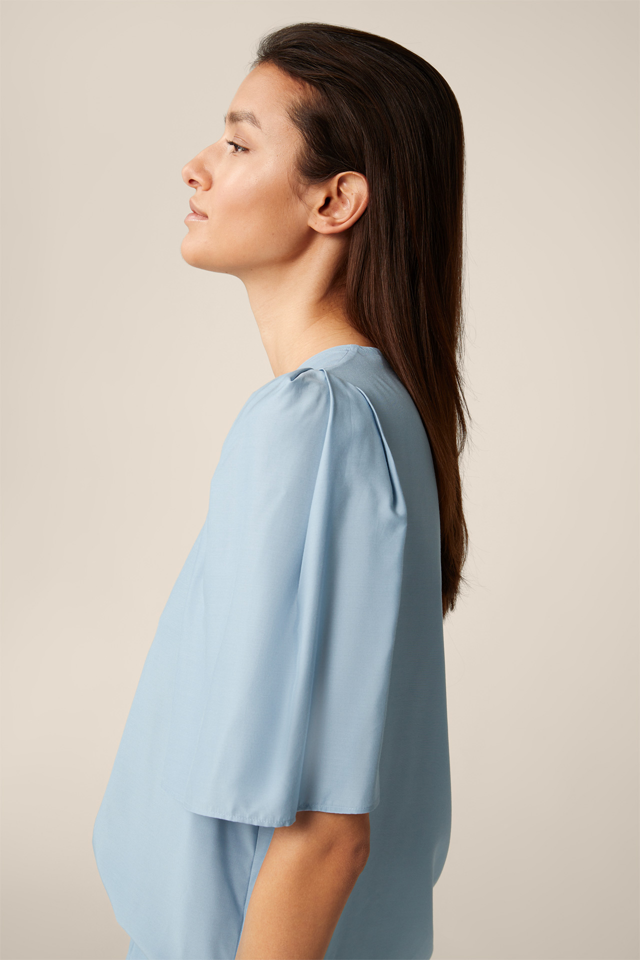 Satin-Kurzarm-Bluse aus Viskose und Seide in Blau