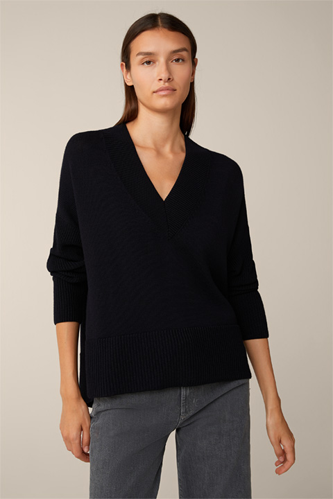 Virgin Wool Ribbed Knit Pullover with V-neck in Navy
