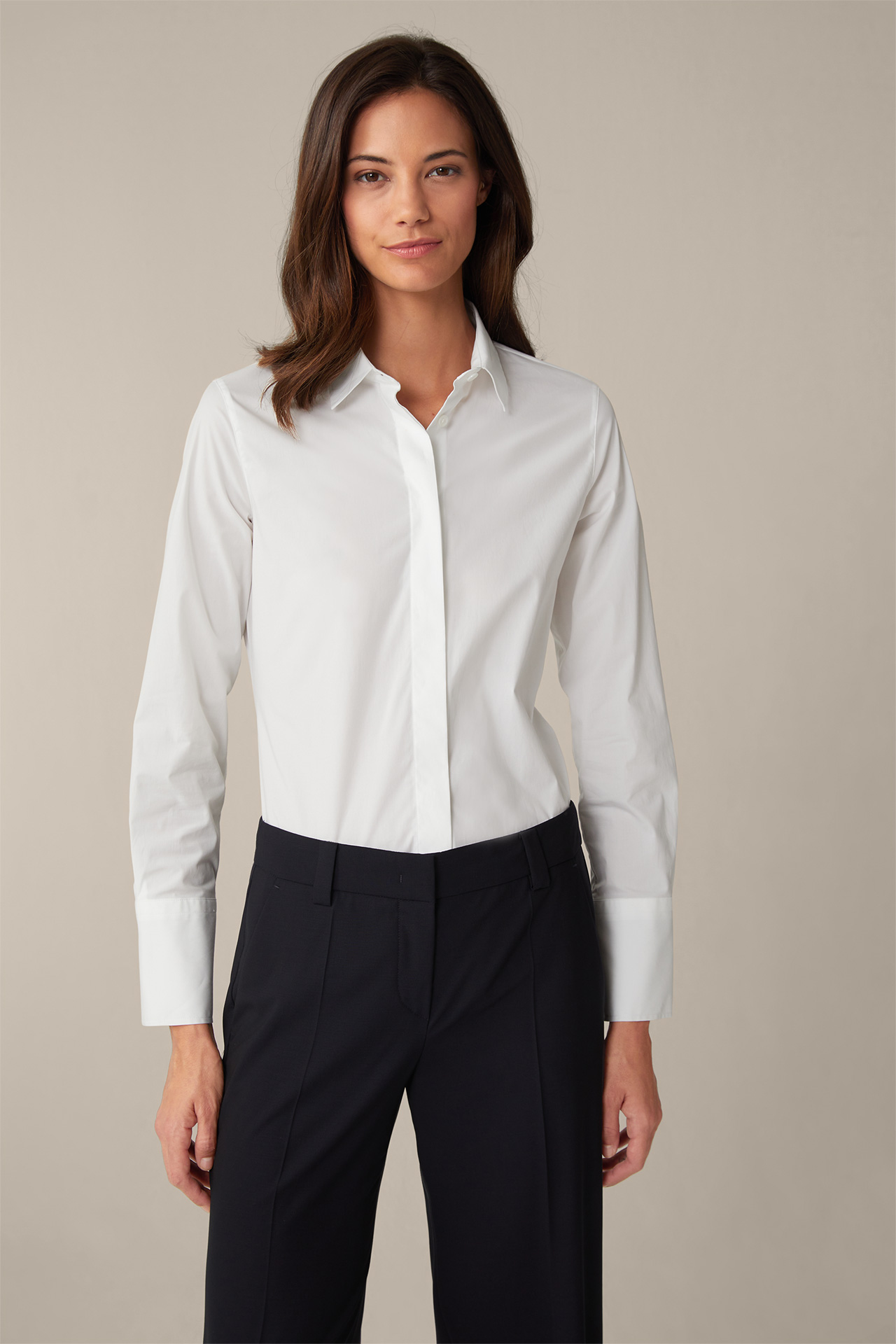 Baumwollstretch-Bluse mit Hemdkragen in Weiß