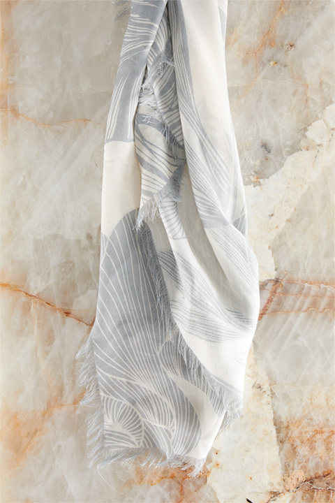 Print-Tuch aus Modal in Grau-Ecru gemustert