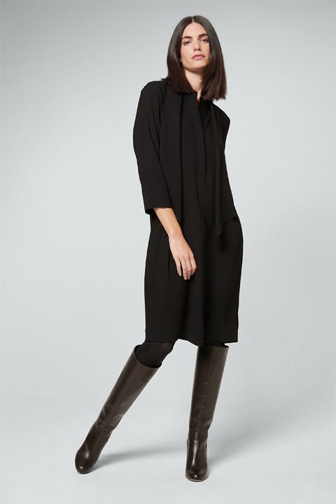 Crêpe-Kleid mit Stehkragen in Schwarz