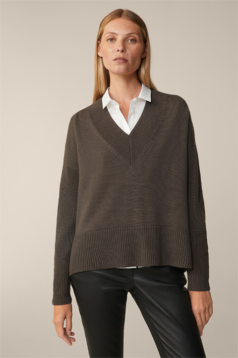 Merino Knitted Sweater with V-Neck in Taupe