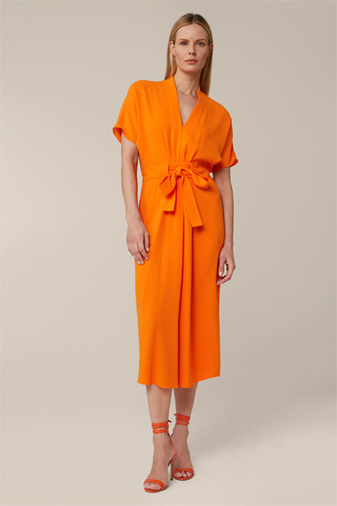 Crêpe-Kleid in Midi-Länge in Orange