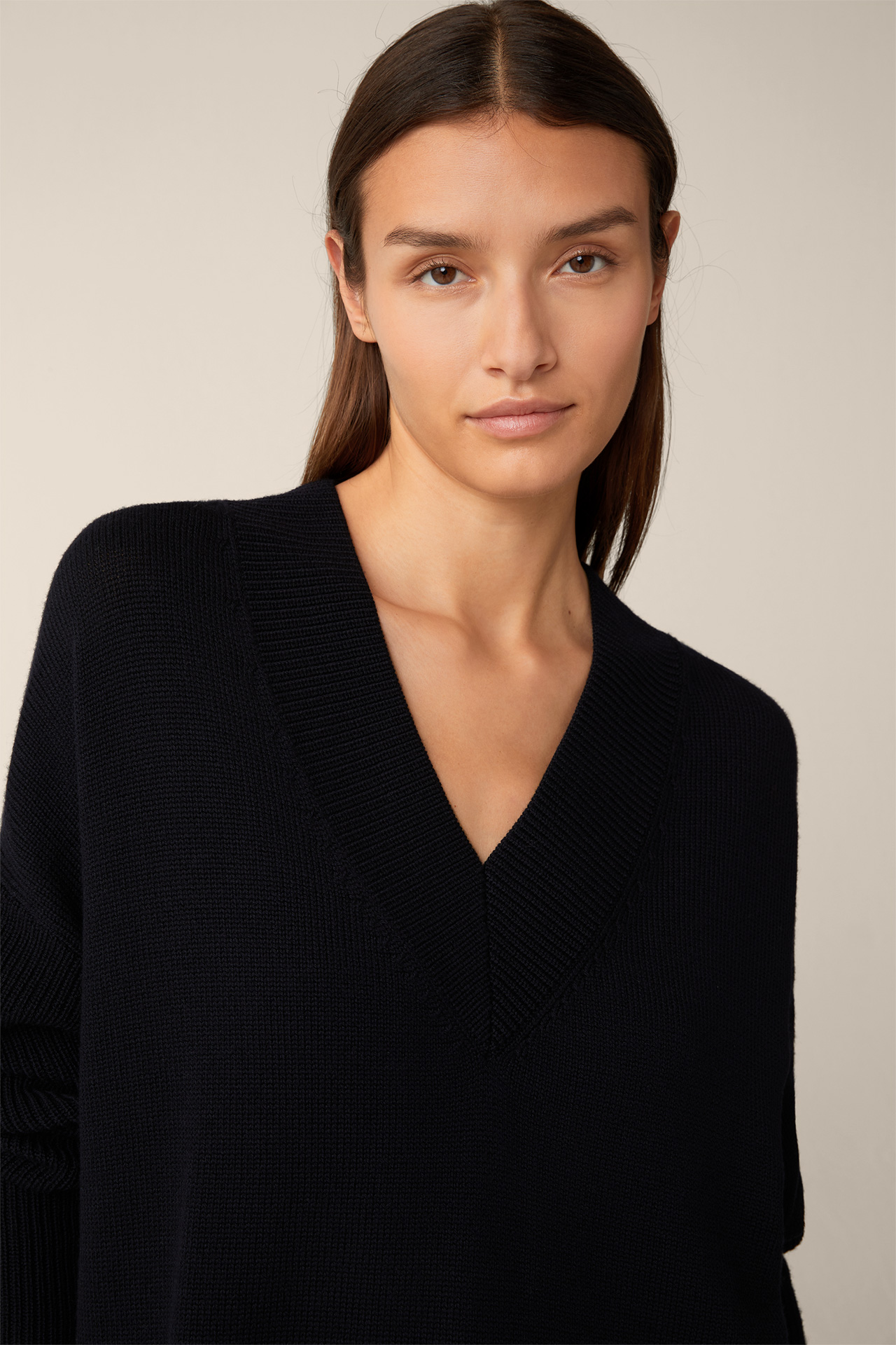 Virgin Wool Ribbed Knit Pullover with V-neck in Navy