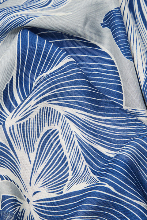 Foulard en modal imprimé, en bleu, écru et gris à motif