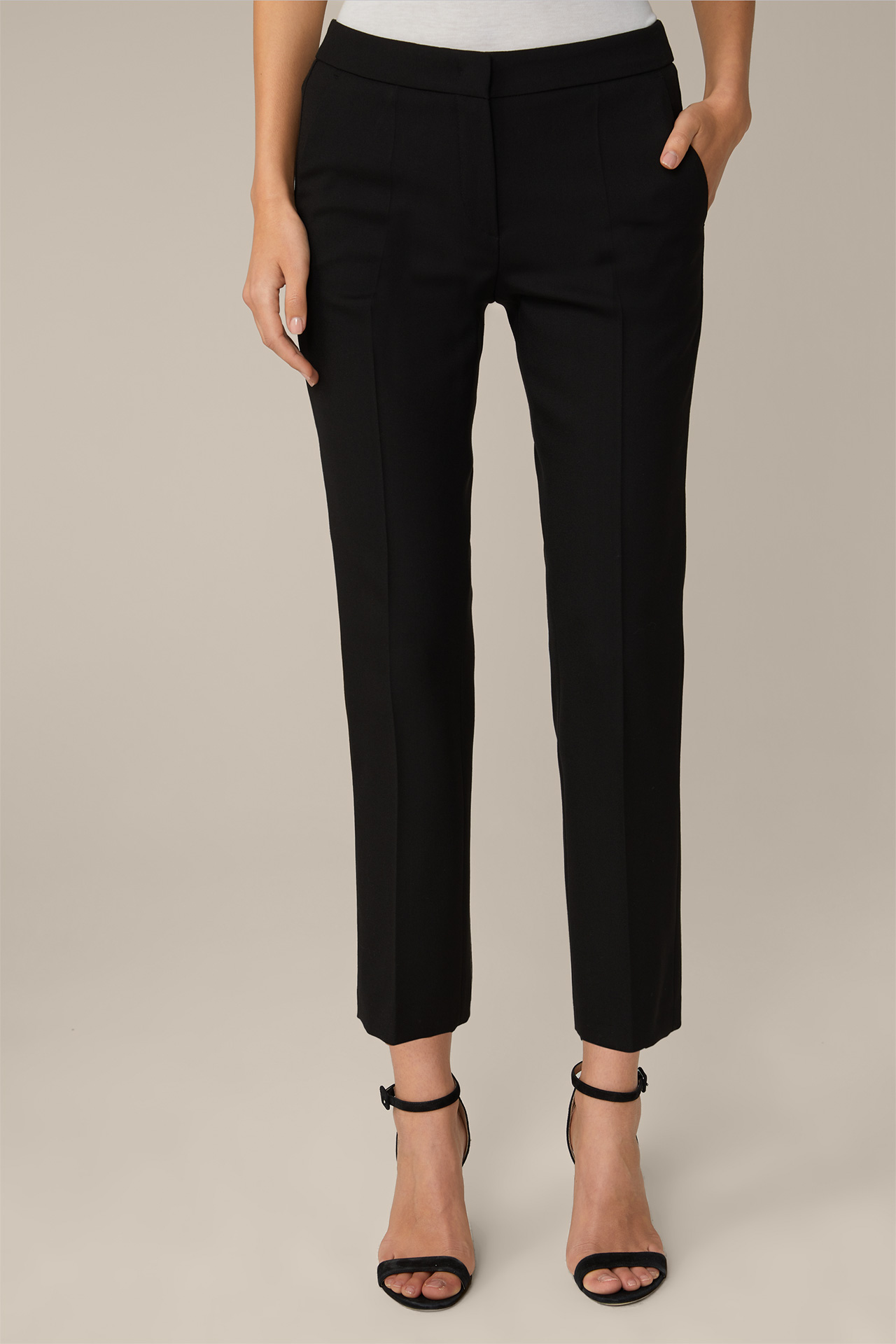 Stretch Virgin Wool Trousers, cropped, in black