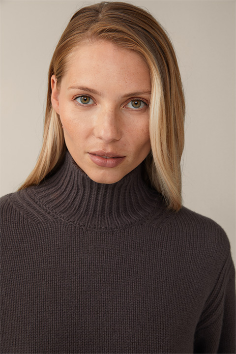 Cashmere Roll Neck Pullover in Taupe